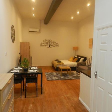 Luxury, Spacious City Center Studio W/ Air-Con เลสเตอร์ ภายนอก รูปภาพ