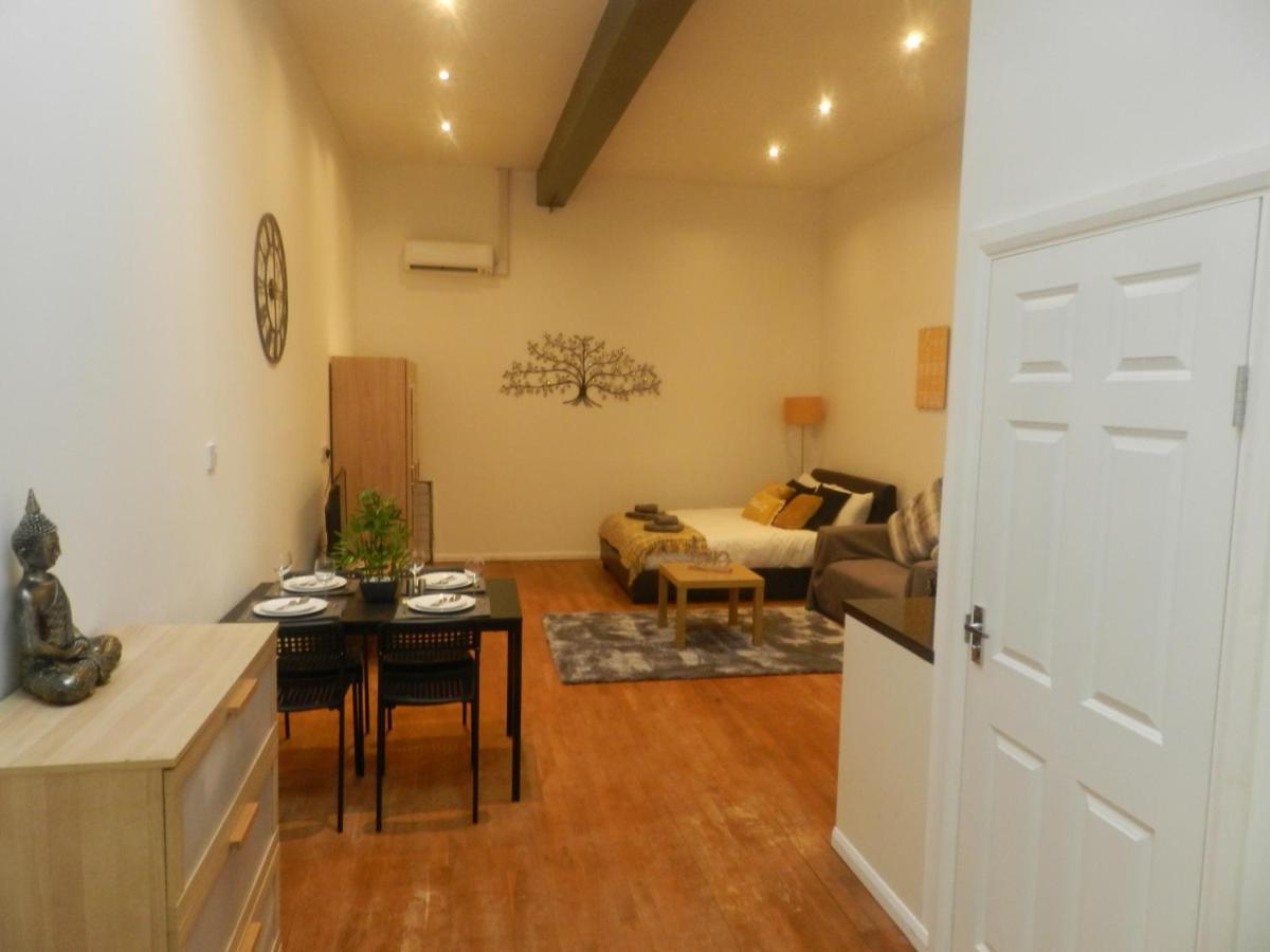 Luxury, Spacious City Center Studio W/ Air-Con เลสเตอร์ ภายนอก รูปภาพ